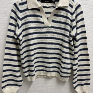 VMGORGEOUS – Ljusbeige stickad tröja med krage