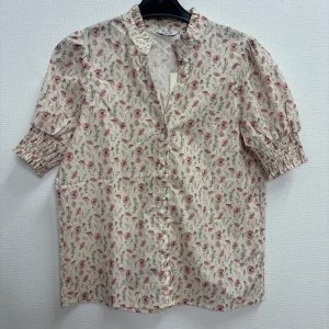 BYIUNIA – Topp med rosa blommor