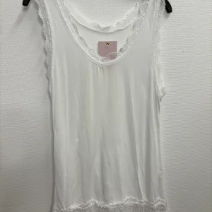 BULLER – Vitt linne med spets